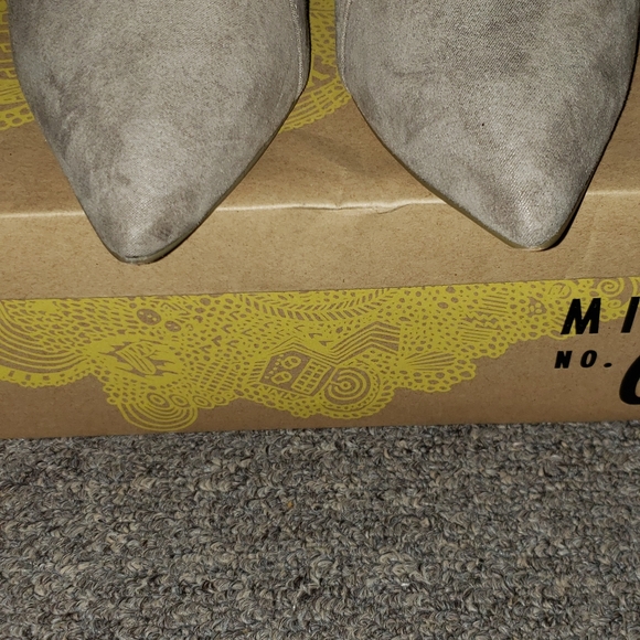 SOLD Mix No. 6 Klemtu Pump Taupe. - Picture 8 of 12